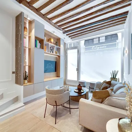 Historical House In The Heart Of باريس