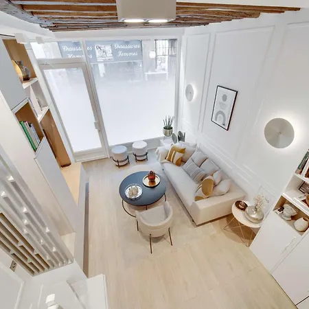 Historical House In The Heart Of باريس