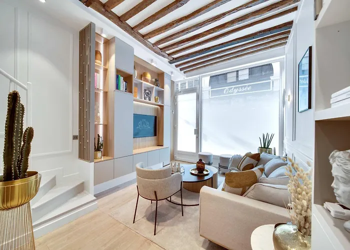 Historical House In The Heart Of باريس