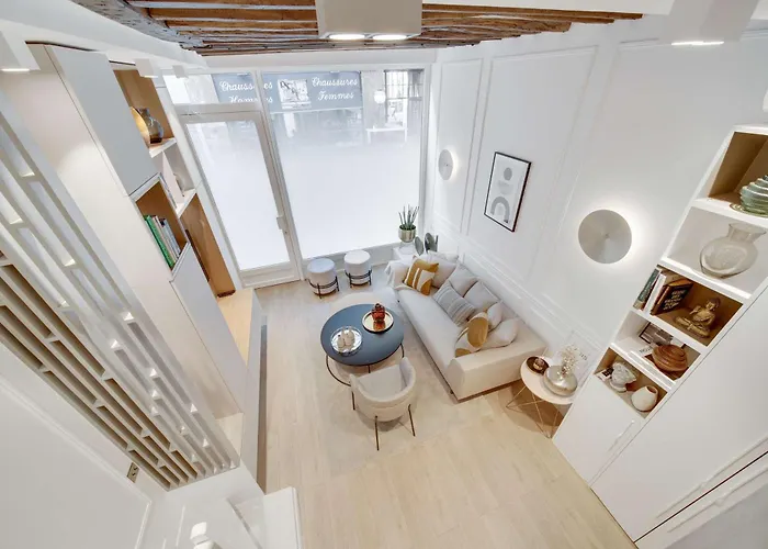 Historical House In The Heart Of باريس