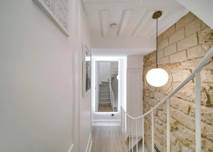 Historical House In The Heart Of * باريس